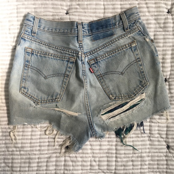 Vintage Levi’s Daisy Dukes - Picture 4 of 6
